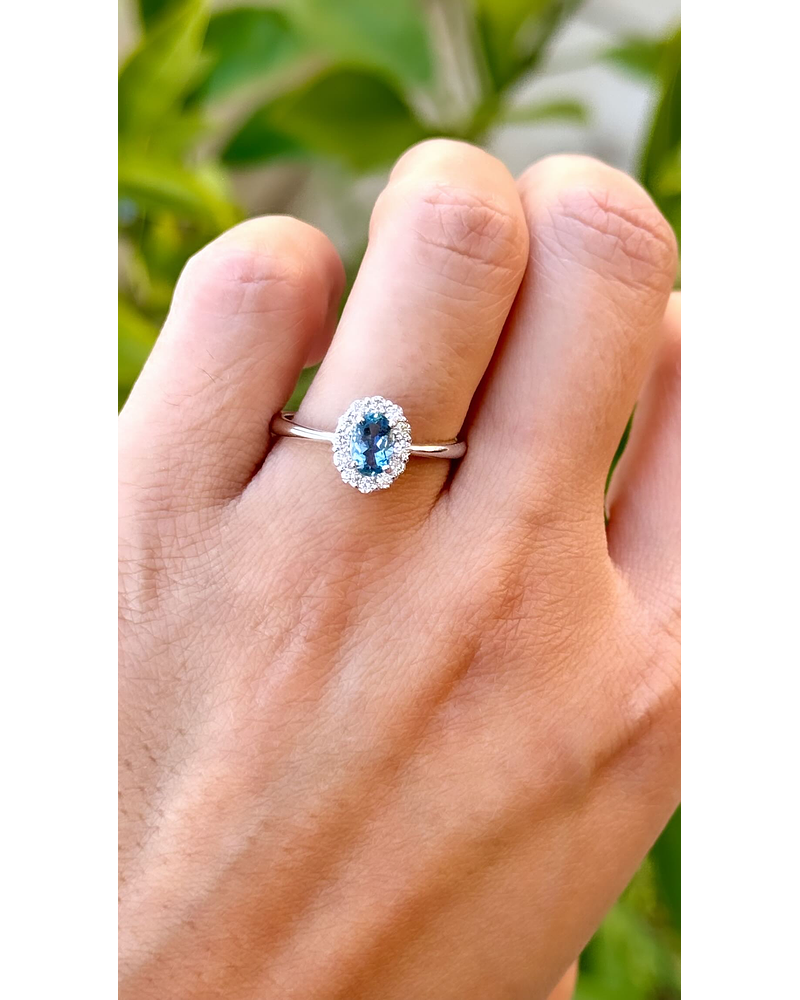 Anillo Aguamarina Ovalada con Halo de Diamantes en Oro Blanco 18K