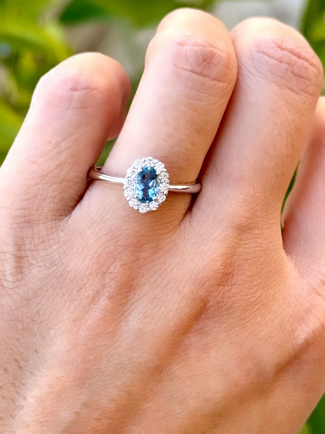 Anillo Aguamarina Ovalada con Halo de Diamantes en Oro Blanco 18K 4