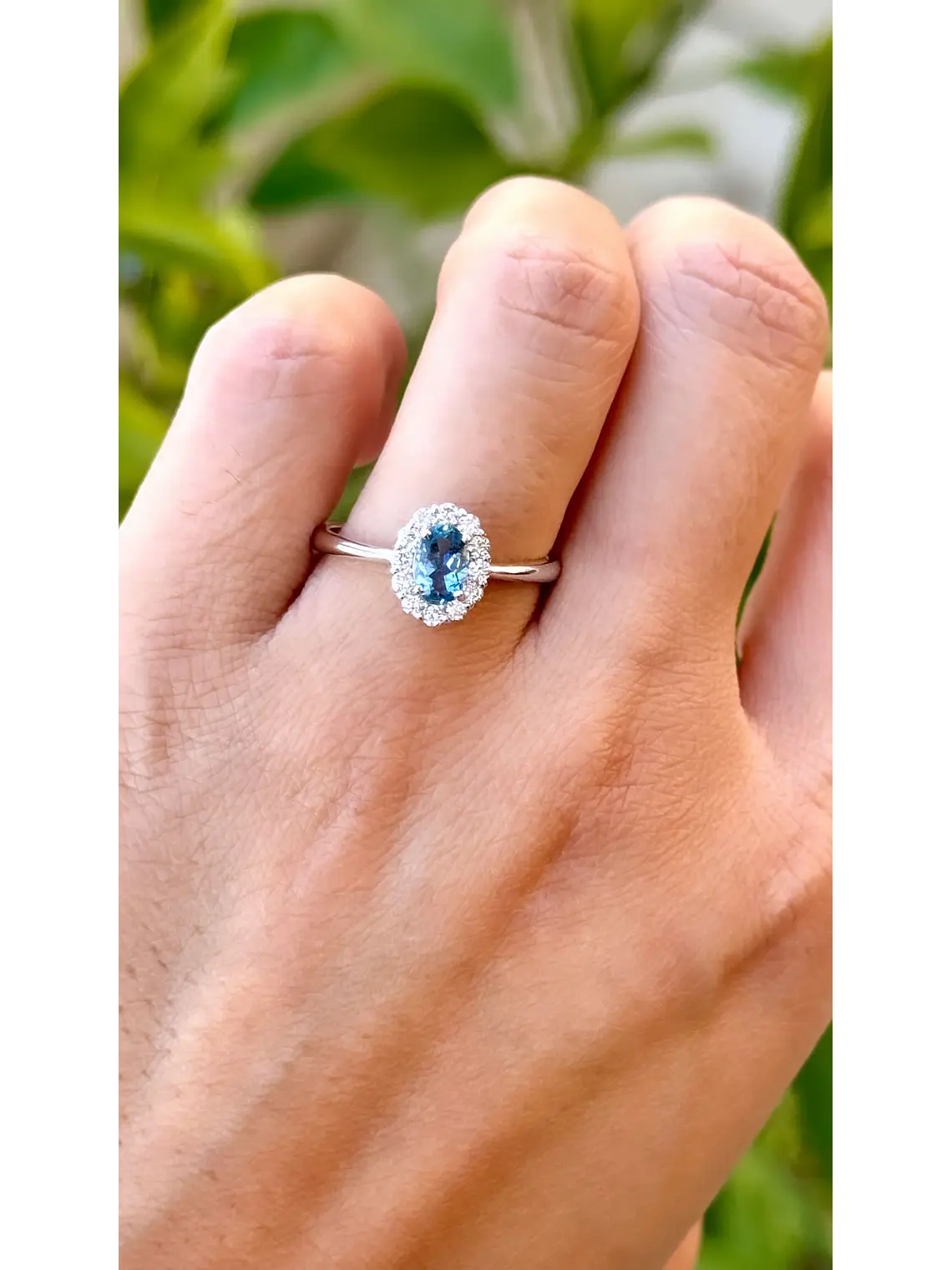 Anillo Aguamarina Ovalada con Halo de Diamantes en Oro Amarillo  18K 3