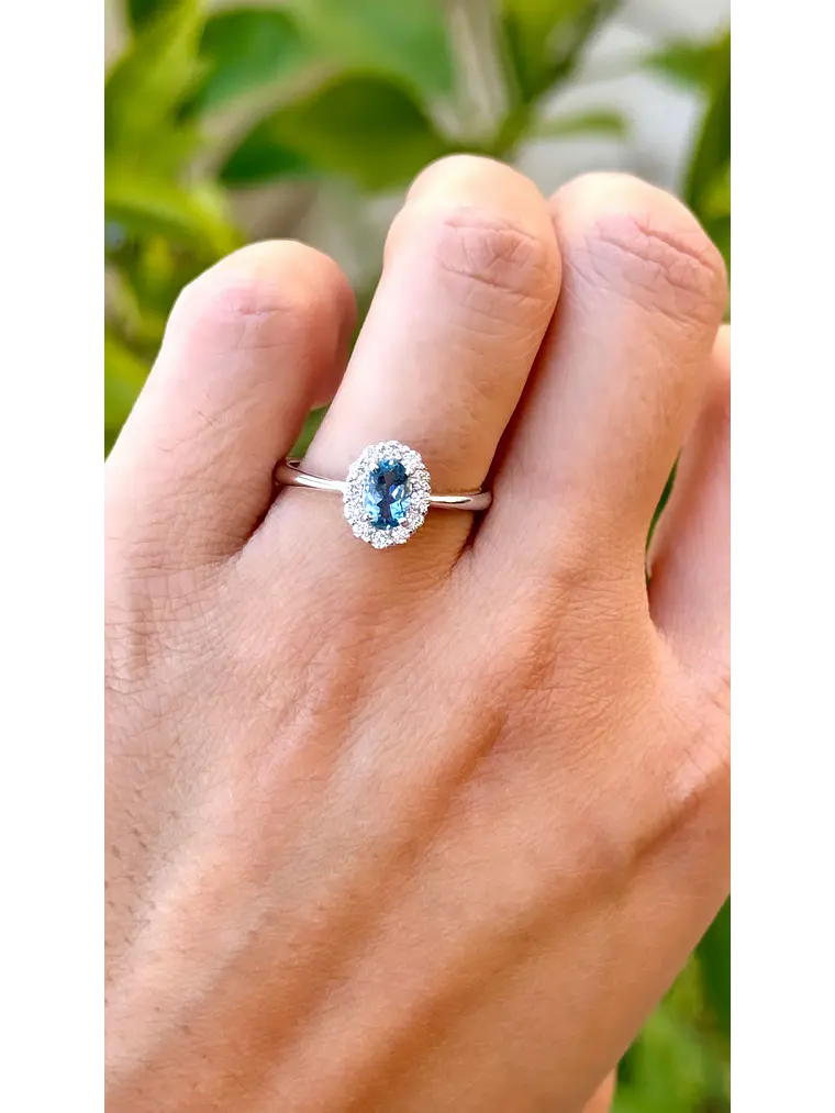 Anillo Aguamarina Ovalada con Halo de Diamantes en Oro Amarillo  18K 3