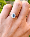 Anillo Aguamarina Ovalada con Halo de Diamantes en Oro Amarillo  18K