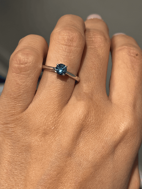Exclusivo Anillo Solitario Diamantes Azul en Oro Blanco 18K