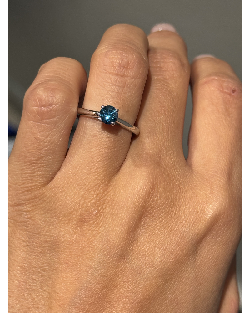 Exclusivo Anillo Solitario Diamantes Azul en Oro Blanco 18K