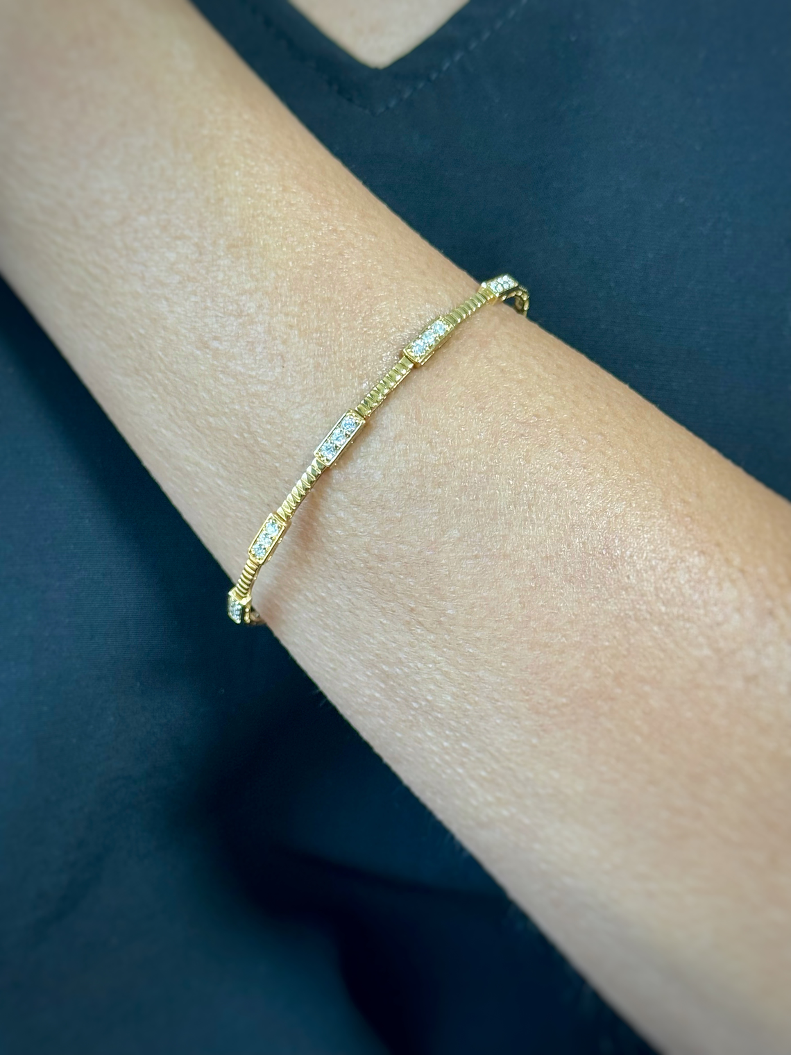 Preciosa Esclava Diamantes Naturales en Oro Amarillo 18K 2