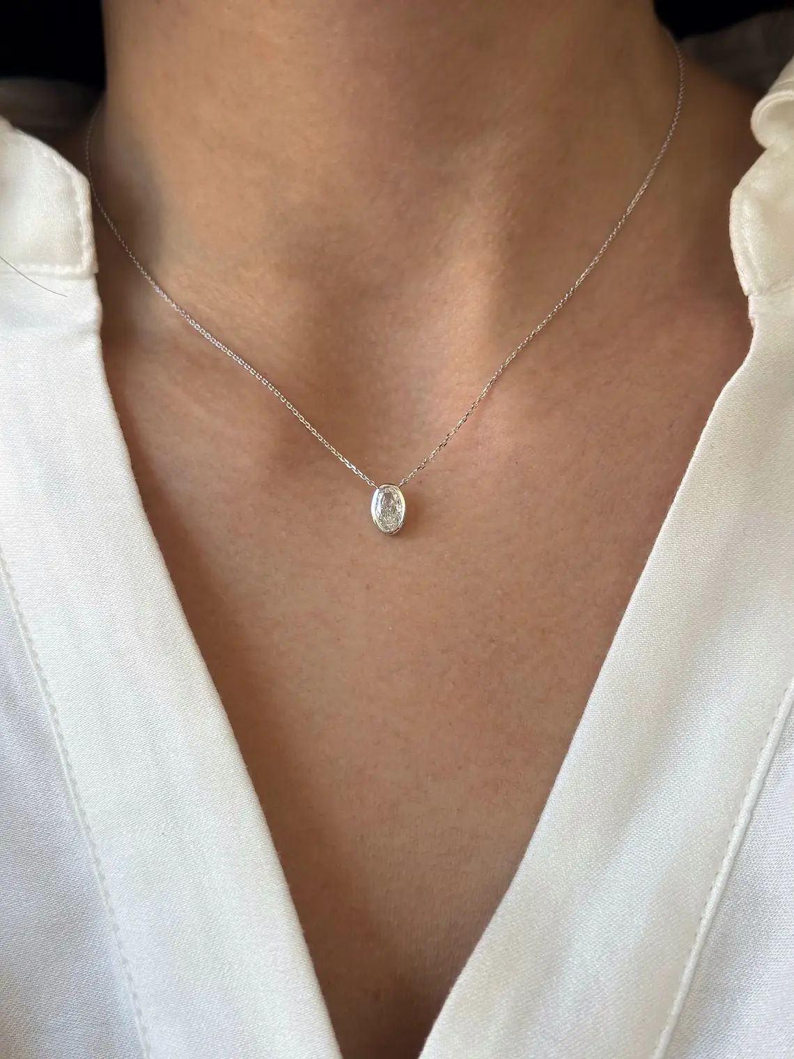 Collar Punto de Luz Diamante Ovalado Bisel en Oro Blanco 18K 2