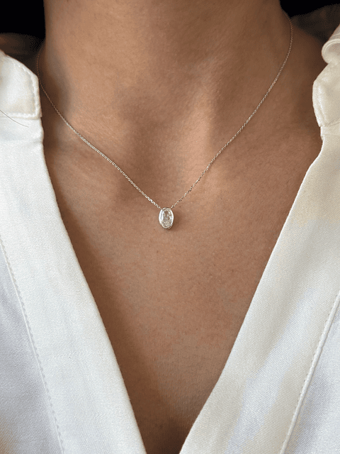 Collar Punto de Luz Diamante Ovalado Bisel en Oro Blanco 18K