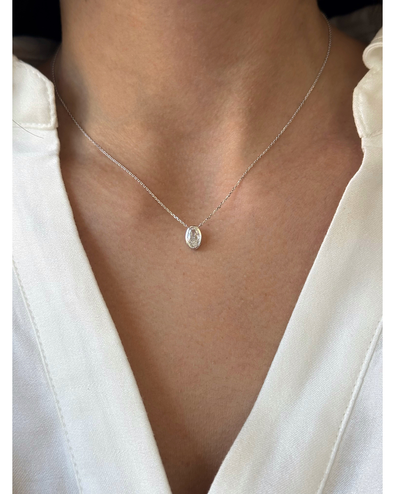 Collar Punto de Luz Diamante Ovalado Bisel en Oro Blanco 18K