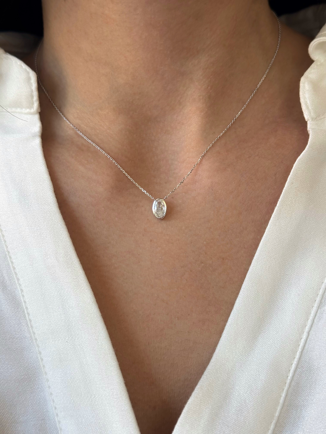 Collar Punto de Luz Diamante Ovalado Bisel en Oro Blanco 18K 2