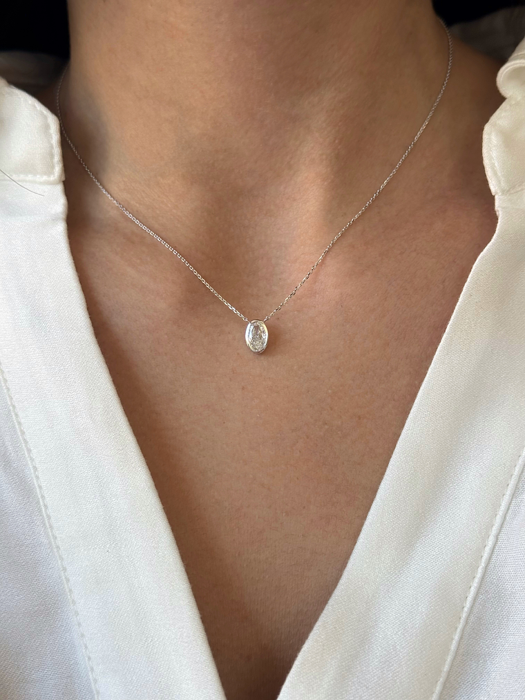 Collar Punto de Luz Diamante Ovalado Bisel en Oro Blanco 18K 2