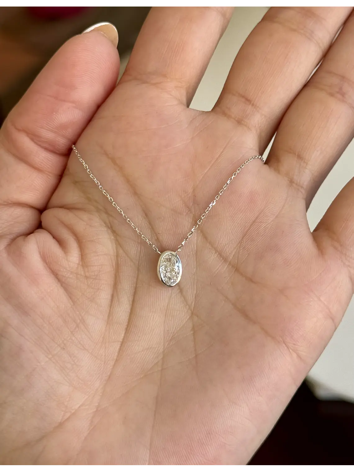 Collar Punto de Luz Diamante Ovalado Bisel en Oro Blanco 18K 4