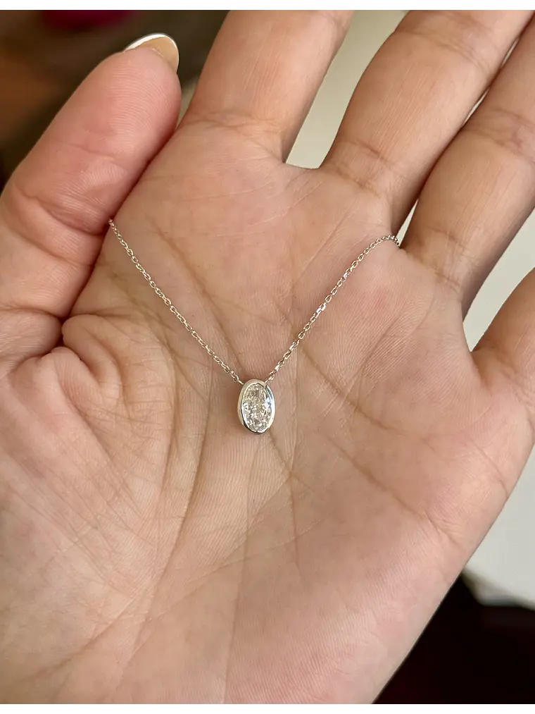 Collar Punto de Luz Diamante Ovalado Bisel en Oro Blanco 18K 4