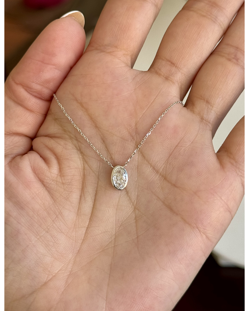 Collar Punto de Luz Diamante Ovalado Bisel en Oro Blanco 18K