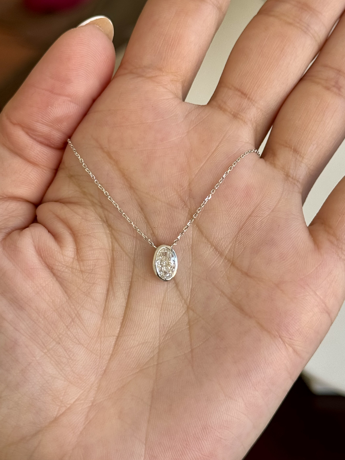 Collar Punto de Luz Diamante Ovalado Bisel en Oro Blanco 18K 4