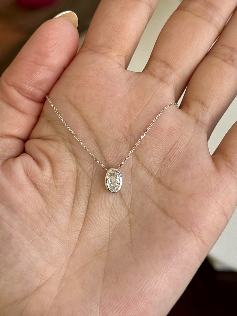 Collar Punto de Luz Diamante Ovalado Bisel en Oro Blanco 18K 4