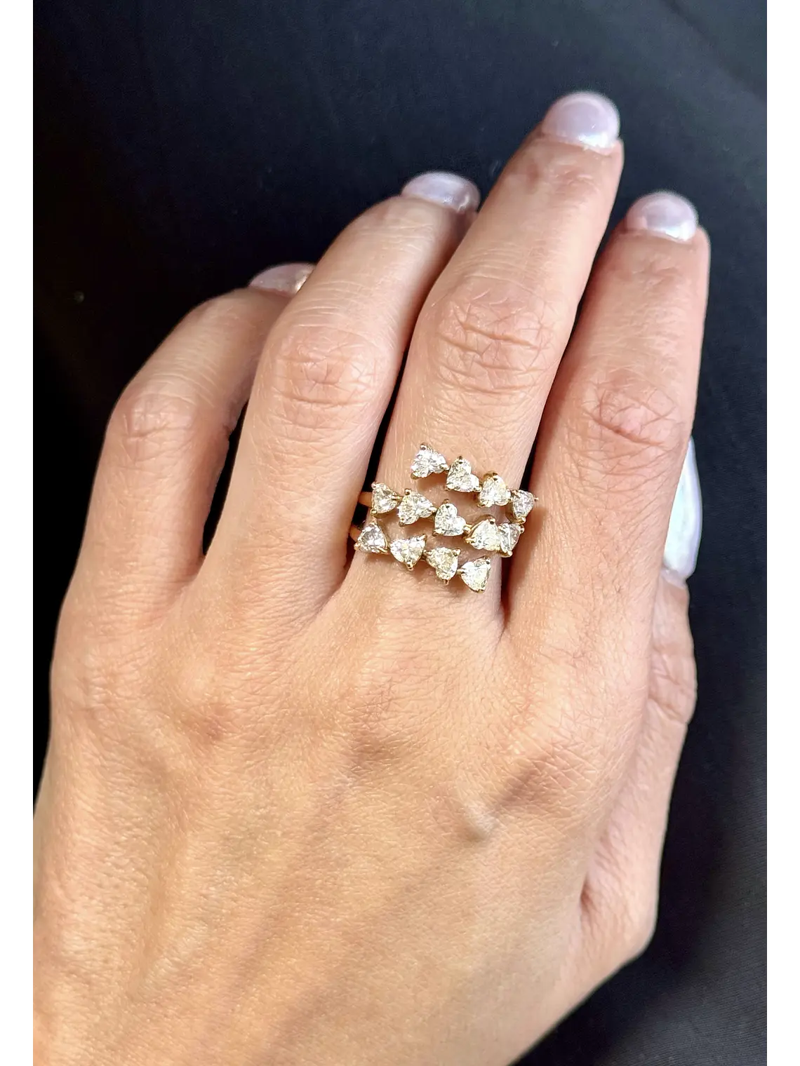 Anillo Cintillo Triple Diamantes corte Corazón en Oro Amarillo 18K 2