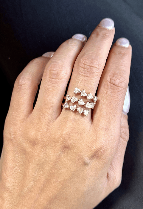 Anillo Cintillo Triple Diamantes corte Corazón en Oro Amarillo 18K