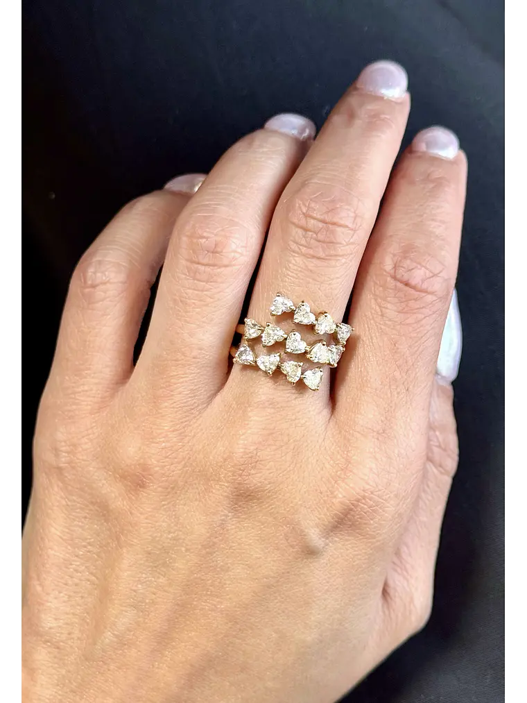 Anillo Cintillo Triple Diamantes corte Corazón en Oro Amarillo 18K 2