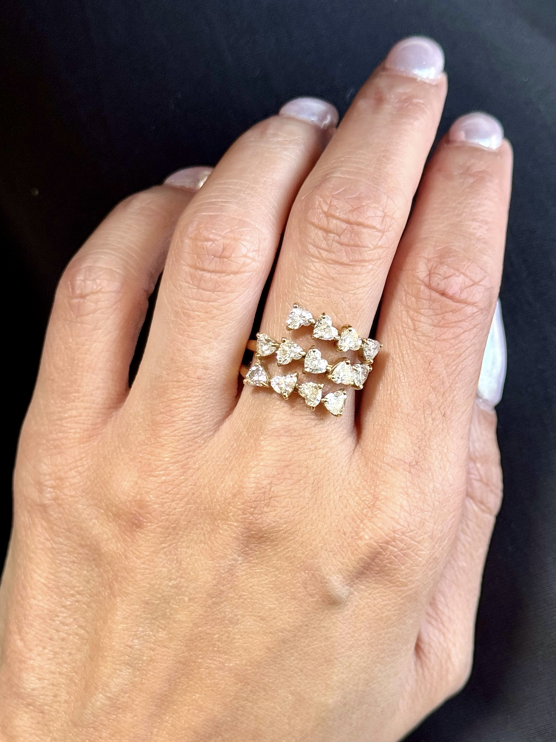 Anillo Cintillo Triple Diamantes corte Corazón en Oro Amarillo 18K 2