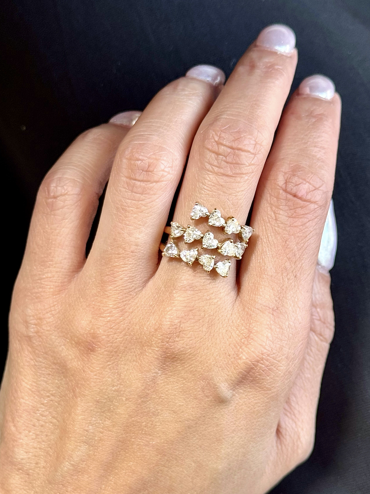 Anillo Cintillo Triple Diamantes corte Corazón en Oro Amarillo 18K 2