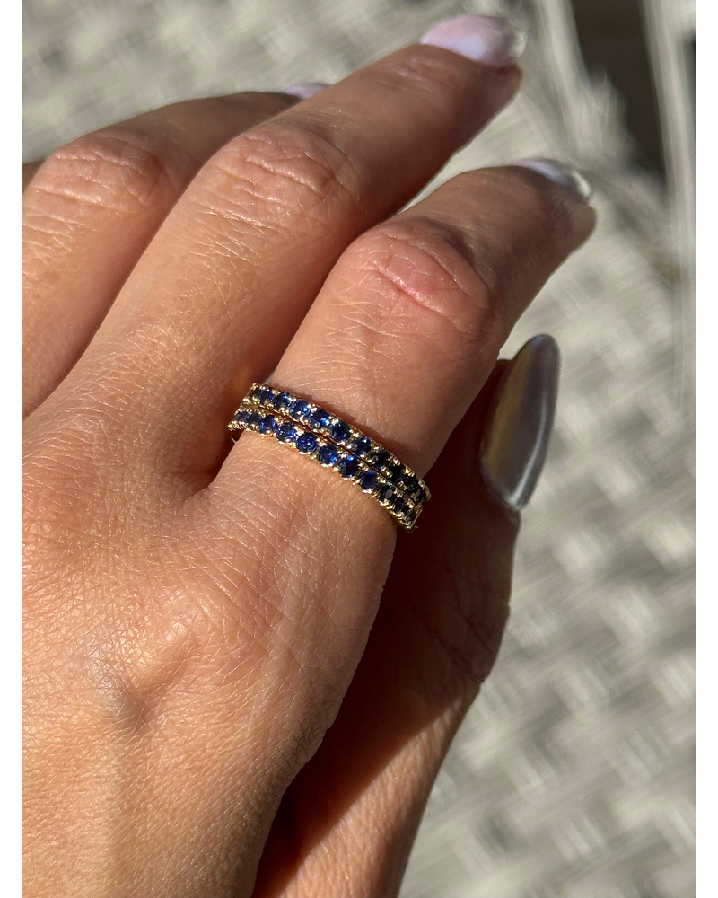 Anillo Cintillo Zafiros Azules en Oro Amarillo 18K
