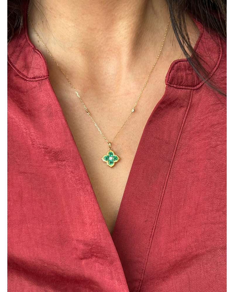 Collar Trébol Esmeralda y Brillantes en Oro Amarillo 18K