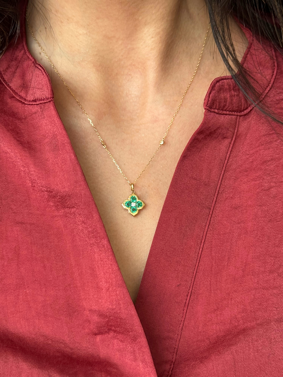 Collar Trébol Esmeralda y Brillantes en Oro Amarillo 18K 2