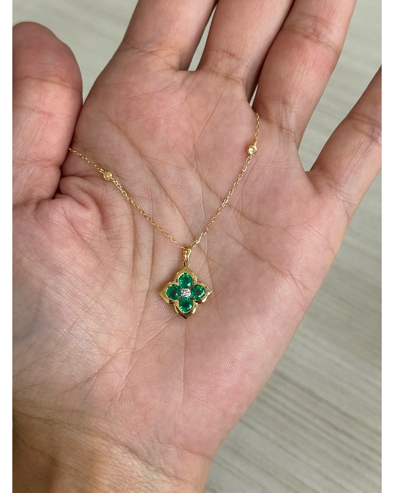 Collar Trébol Esmeralda y Brillantes en Oro Amarillo 18K