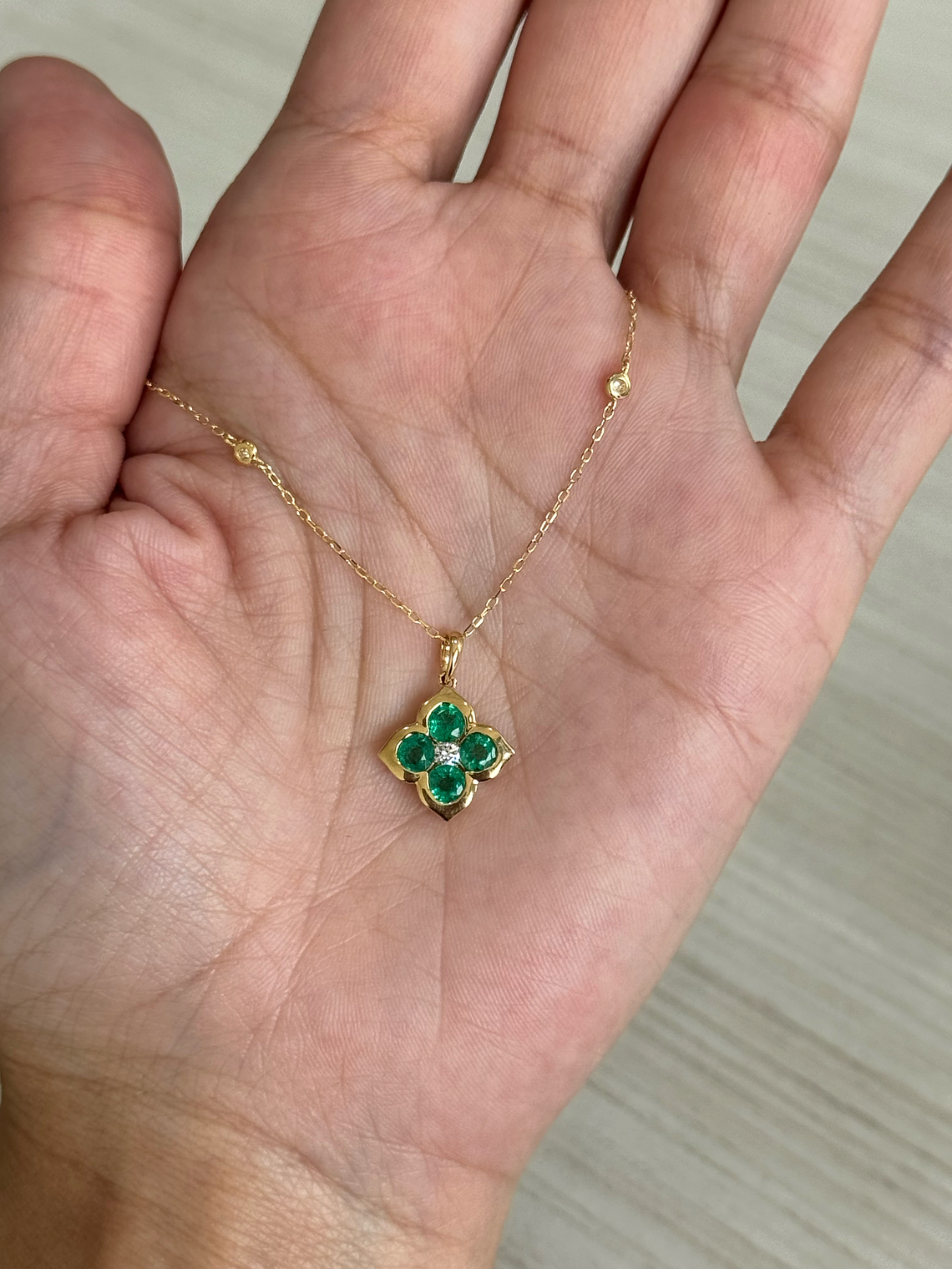 Collar Trébol Esmeralda y Brillantes en Oro Amarillo 18K 3