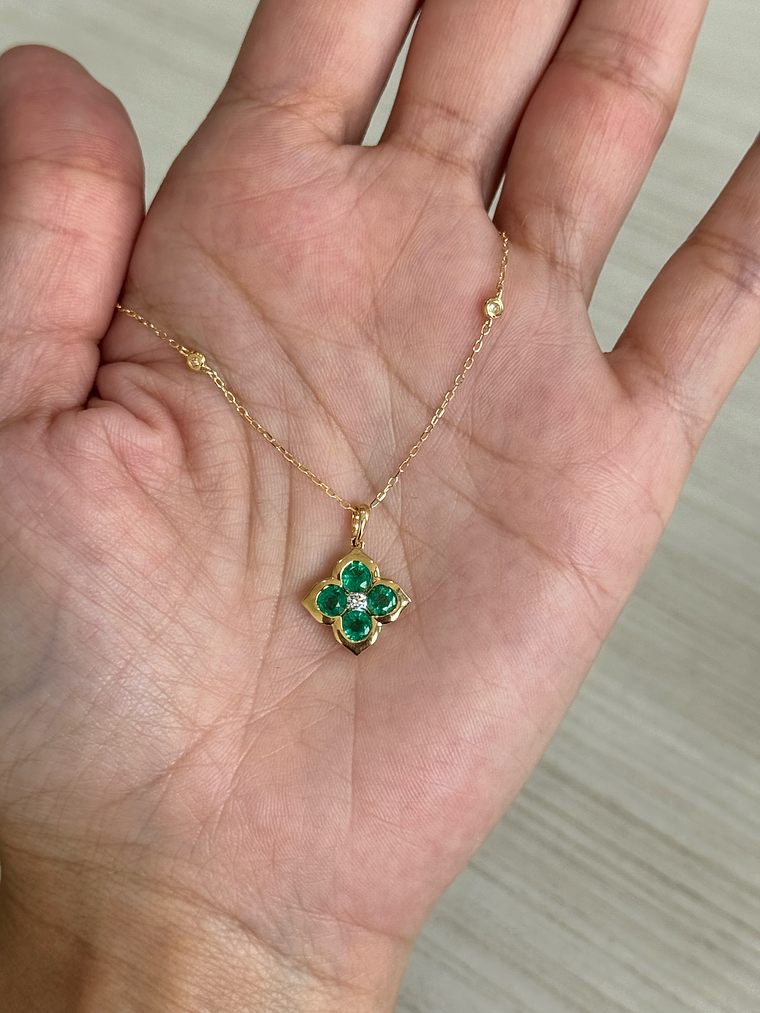 Collar Trébol Esmeralda y Brillantes en Oro Amarillo 18K 3