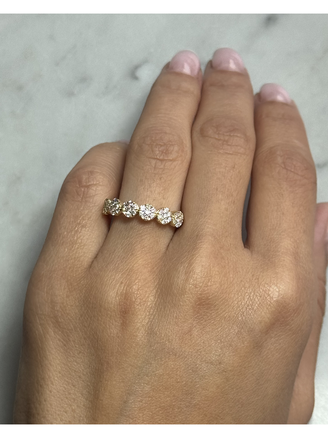 Anillo Medio Cintillo Rosetas de Diamantes en Oro Amarillo 18K 2