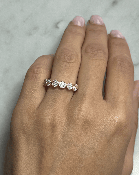 Anillo Medio Cintillo Rosetas de Diamantes en Oro Amarillo 18K