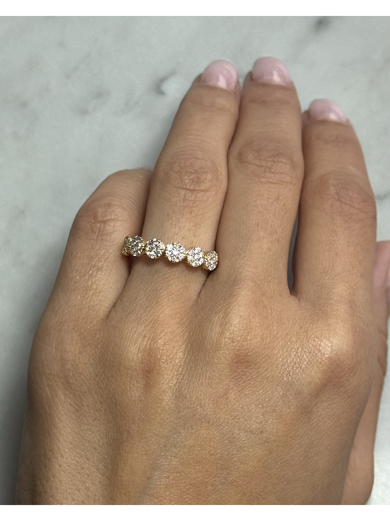 Anillo Medio Cintillo Rosetas de Diamantes en Oro Amarillo 18K 2