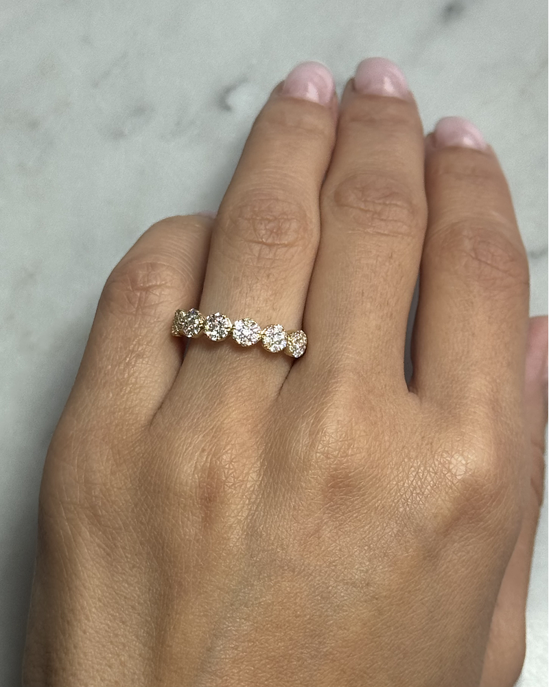 Anillo Medio Cintillo Rosetas de Diamantes en Oro Amarillo 18K