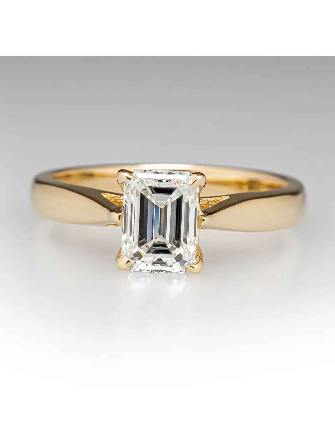 Anillo Solitario Diamante Natural Corte Esmeralda en Oro Amarillo 18K 2