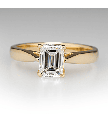 Anillo Solitario Diamante Natural Corte Esmeralda en Oro Amarillo 18K