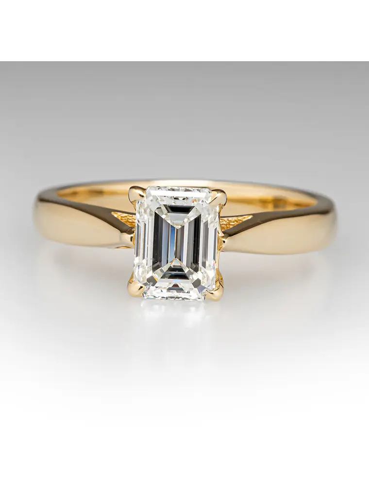 Anillo Solitario Diamante Natural Corte Esmeralda en Oro Amarillo 18K 2