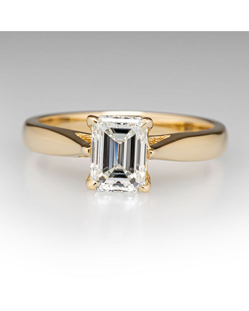 Anillo Solitario Diamante Natural Corte Esmeralda en Oro Amarillo 18K