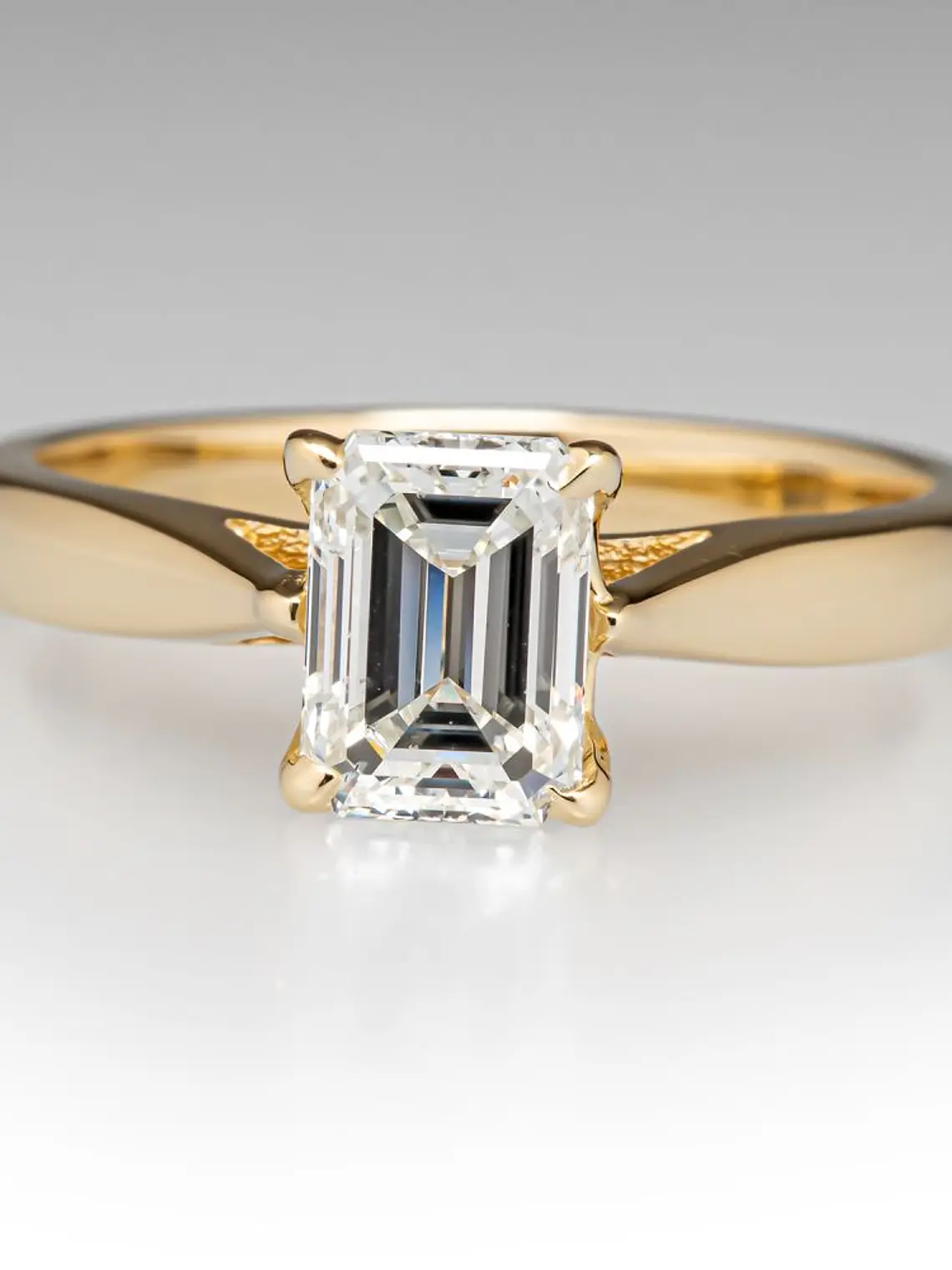 Anillo Solitario Diamante Natural Corte Esmeralda en Oro Amarillo 18K 2