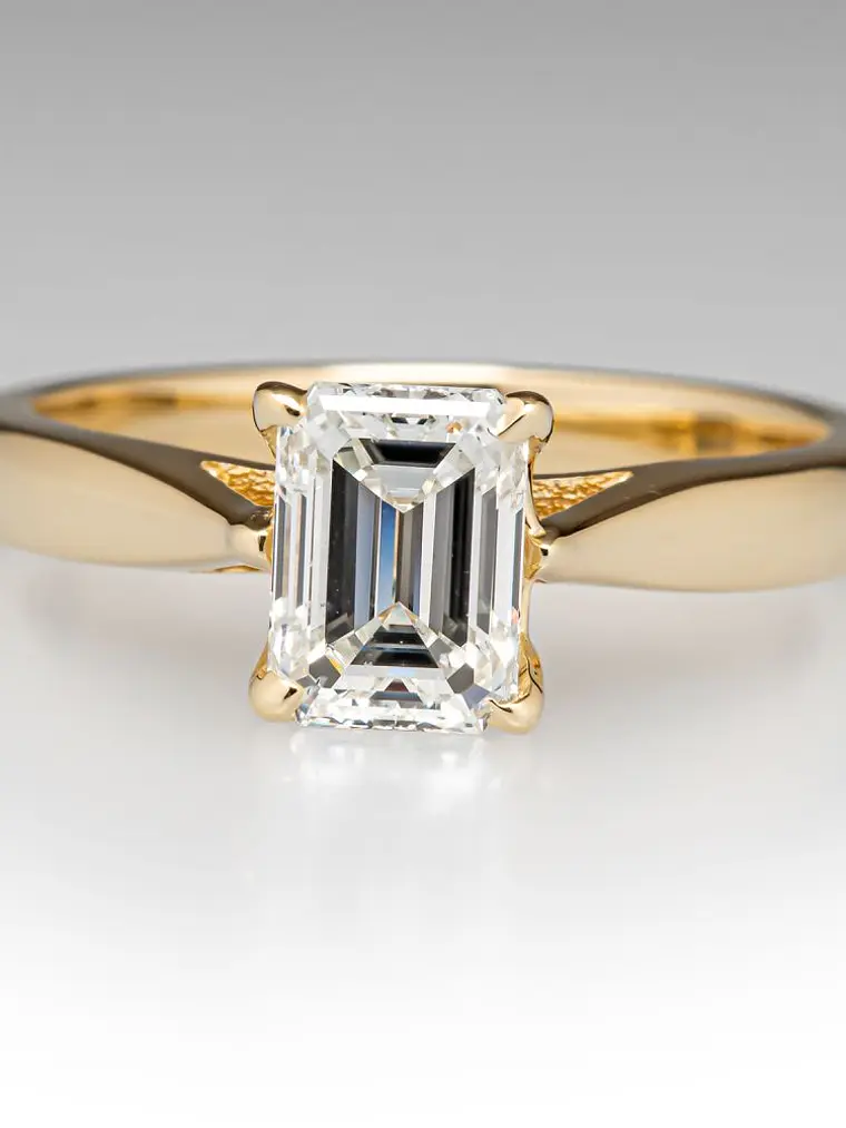 Anillo Solitario Diamante Natural Corte Esmeralda en Oro Amarillo 18K 2