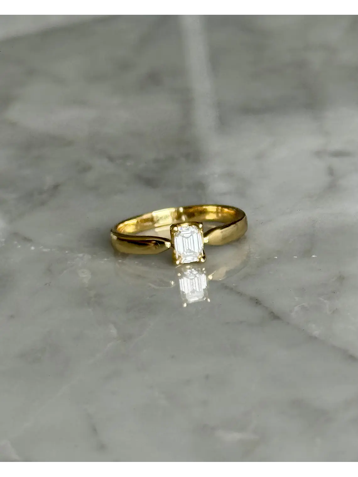 Anillo Solitario Diamante Natural Corte Esmeralda en Oro Amarillo 18K 3