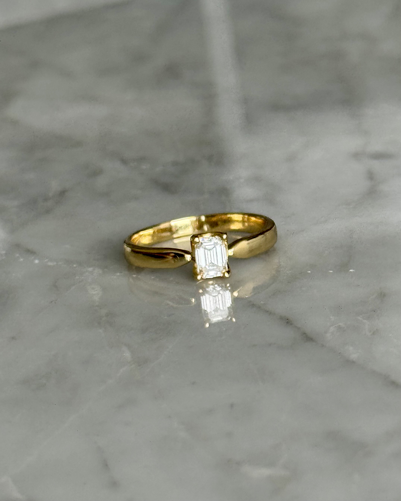 Anillo Solitario Diamante Natural Corte Esmeralda en Oro Amarillo 18K