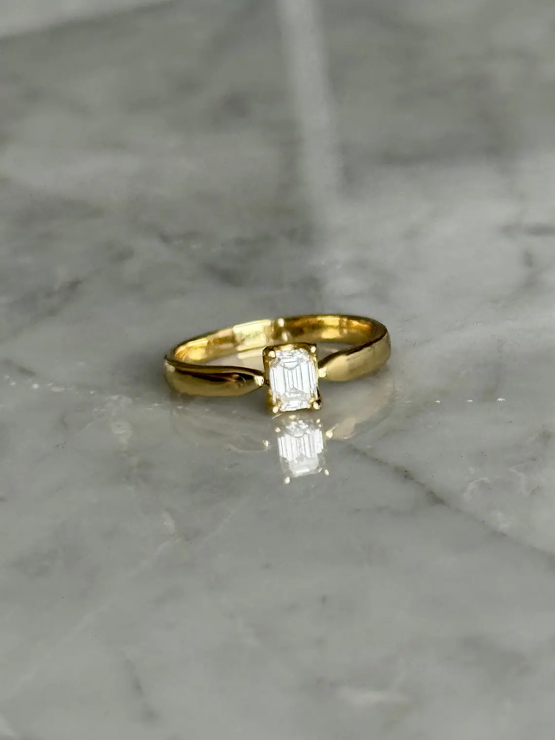Anillo Solitario Diamante Natural Corte Esmeralda en Oro Amarillo 18K 3