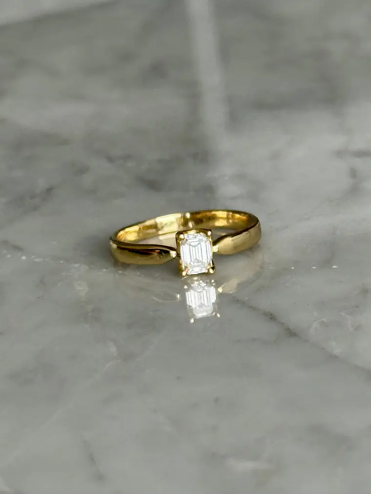Anillo Solitario Diamante Natural Corte Esmeralda en Oro Amarillo 18K 3