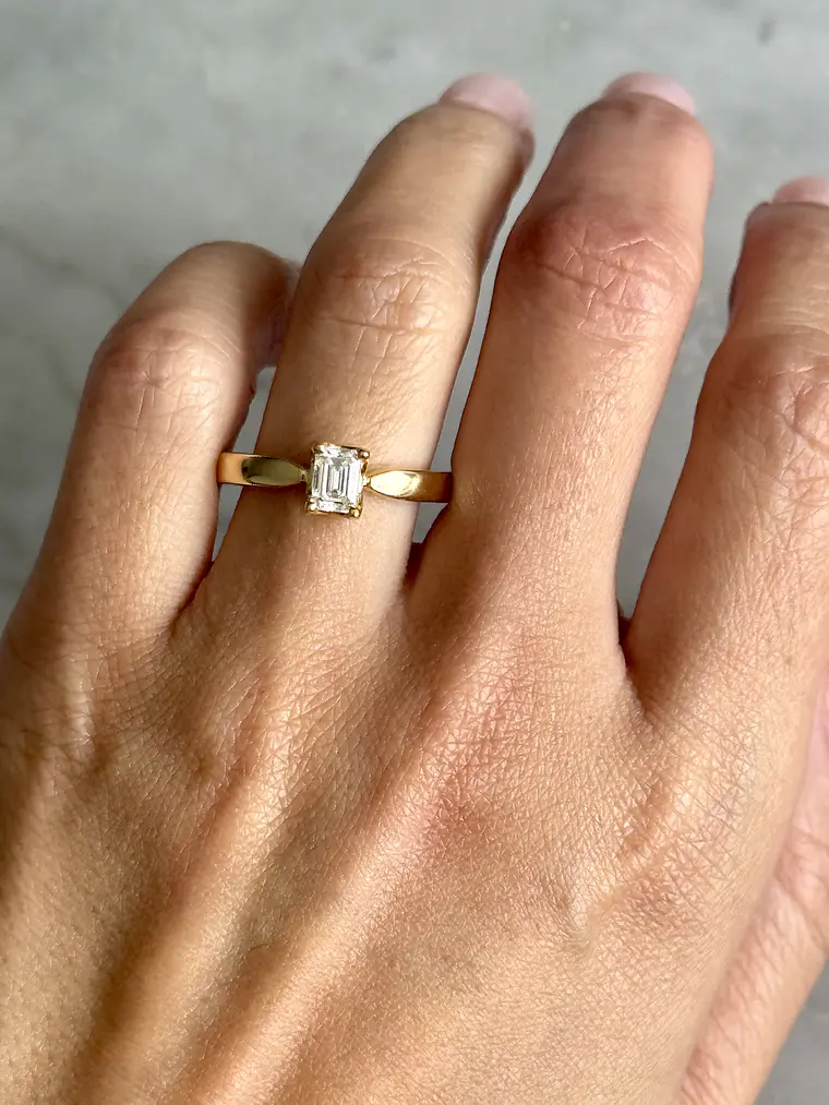 Anillo Solitario Diamante Natural Corte Esmeralda en Oro Amarillo 18K 4