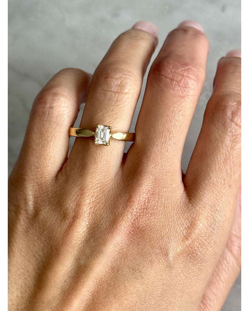 Anillo Solitario Diamante Natural Corte Esmeralda en Oro Amarillo 18K
