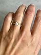 Anillo Solitario Diamante Natural Corte Esmeralda en Oro Amarillo 18K - Miniatura 4