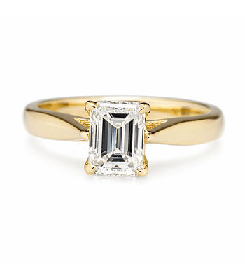 Anillo Solitario Diamante Natural Corte Esmeralda en Oro Amarillo 18K