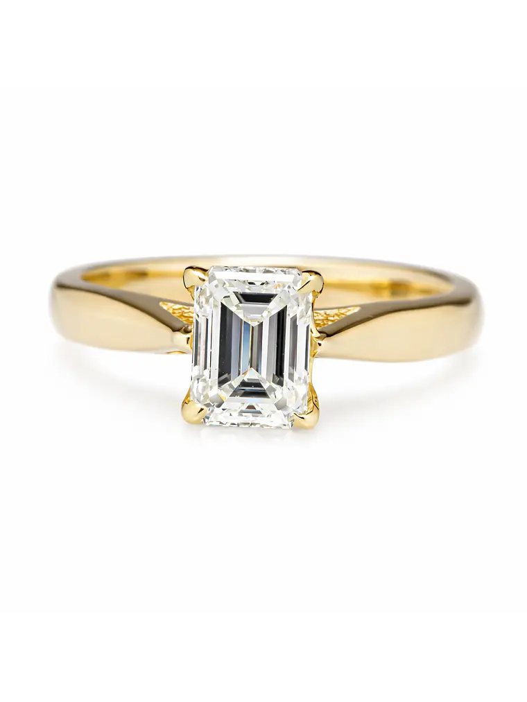 Anillo Solitario Diamante Natural Corte Esmeralda en Oro Amarillo 18K 1