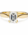 Anillo Solitario Diamante Natural Corte Esmeralda en Oro Amarillo 18K