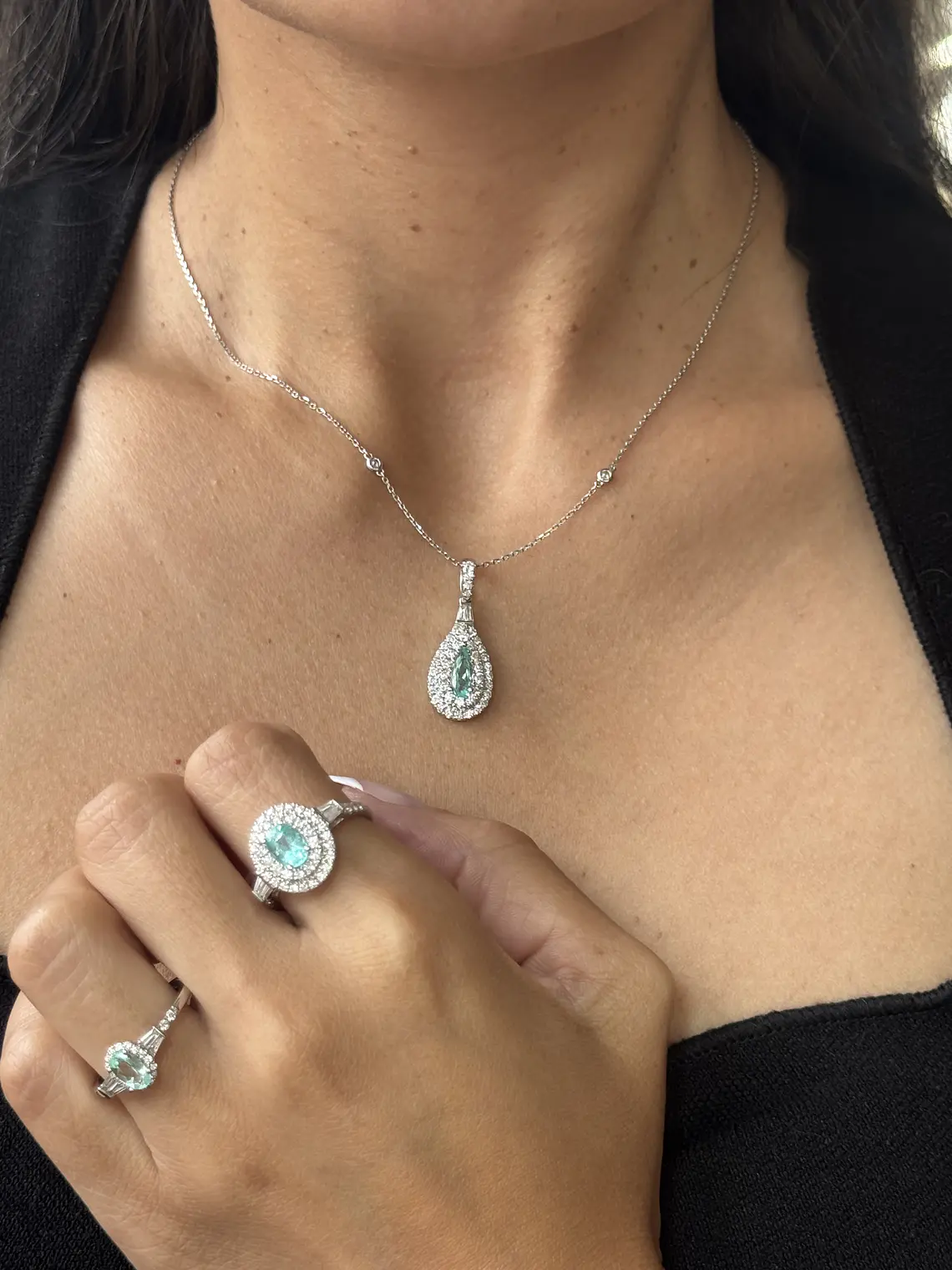 Precioso Anillo Turmalina Paraíba Natural Halo de Diamantes en Oro Blanco 18K 3